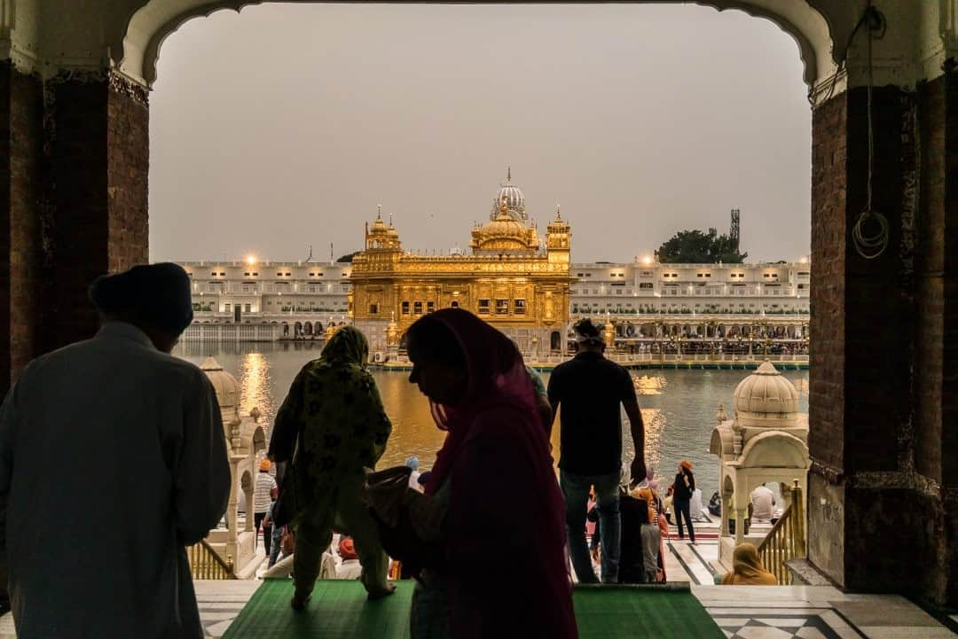 National Geographic Travelさんのインスタグラム写真 - (National Geographic TravelInstagram)「Photo by Brendan Hoffman @hoffmanbrendan / Worshippers visit the Golden Temple in Amritsar, India. The Golden Temple is a Gurdwara and the most significant shrine in the Sikh religion, which has some 25 million adherents globally, mostly in the state of Punjab. Follow me @hoffmanbrendan for more human stories from around the world. #sikhs #goldentemple #gurdwara #amritsar #india」9月23日 1時07分 - natgeotravel