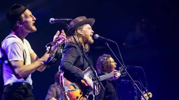 The Lumineersさんのインスタグラム写真 - (The LumineersInstagram)「How many years have you been with us? 🙌  Thank you.」9月23日 1時09分 - thelumineers