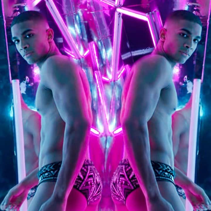 のインスタグラム：「The alluring and charismatic @addismiller kept us galvanized with his electrifying energy in our ultraviolet techno booth backstage wearing SS20  #JULIENXGABRIELA   abstract techno marble print swimming trunks.   Booth backstage directed by @will_ainsworth Styling: @karlplewka Casting: @mrsvoguester Makeup: @wendyrowe Nails: @mariannewman Hair: @kenpaves Shoes: @lucychoilondon  #LFW #LFWSS20 #ss20 #JULIENMACDONALD #GLAMAZONIA @julienxgabriela」