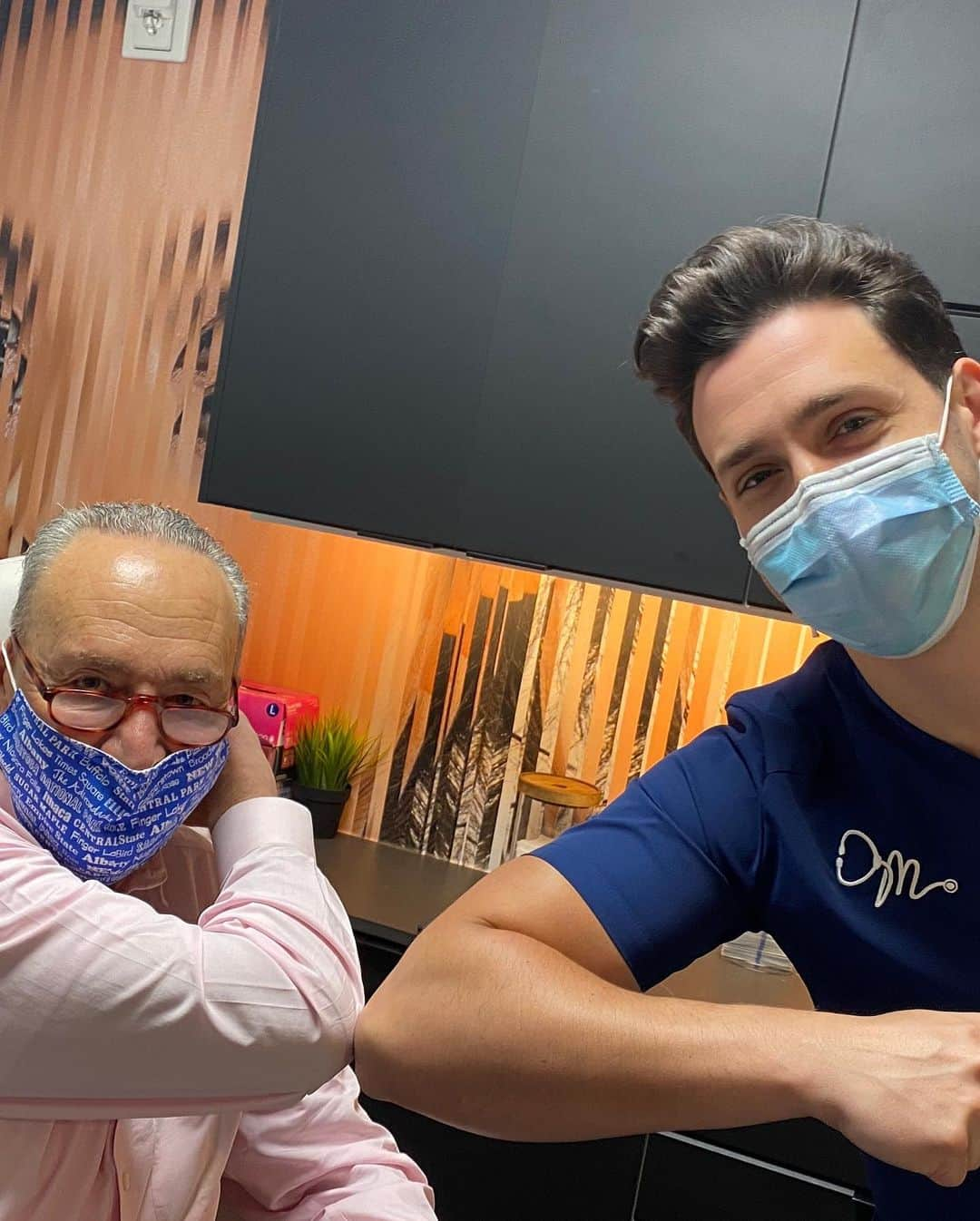 ドクター・マイクさんのインスタグラム写真 - (ドクター・マイクInstagram)「A little Monday morning doctoring and bringing awareness to a VERY important health issue with @senschumer ⛑🙏🏼👨🏻‍⚕️ Tune in tomorrow for my Day In A Life Vlog #swipeleft #health #doctor」9月23日 1時15分 - doctor.mike