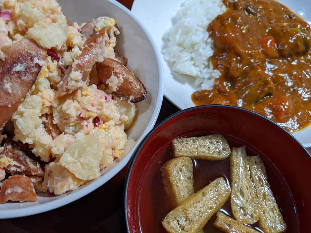 山部朱里のインスタグラム：「. . 【連休最終日は簡単サバトマトカレー。写真はサバトマトカレーが奥になっちゃったとほほ】 ①サバトマトカレー レンジで作るっていうレシピ！だけどフライパンで作りました(フライパン！？) 鯖味噌缶とトマト缶、それに湯剥きしたミニトマトいれました。ルーも適当！もうほんとにいつも適当ごめんなさい！ ②べゲタスープ いつかの妹からもらったクロアチアのお土産！たしかクロアチア。香辛料とにんじん玉ねぎなどの野菜を乾燥させた粉末からできてる調味料！クロアチアの家庭料理で使われるそう。スープ、野菜炒め、リゾットはもちろん魚料理、肉料理などなんでも使えるのです。これがとても便利で！粉末を少しお椀にいれてお湯注いで大好きなお出汁がきいた油揚げいれるだけで簡単スープ！クロアチアのお土産におすすめです！ ③ポテトサラダ これ、チョロギ入ってます。チョロギってわかるかな。調べてみてくださいね。おせちにも使われるし、大分県竹田市の特産品でもあります。細かく刻んでいれました！ チンしたじゃがいも、炒めたウインナーと炒り卵、それにチョロギ！チョロギの赤シソ風味と酸味がいいアクセント！ポテトサラダにいぶりがっことか大根の皮とか福神漬けとか入れるの好きです。今回はチョロギでした！ 連休最終日だし楽してもいいよね！のおうちごはんでした。 . . #おうちごはん #お家ごはん  #おかず #レシピ #料理 #自炊 #節約 #簡単料理 #簡単おかず  #鯖缶  #サバ缶  #トマト缶  #カレー  #クロアチア  #べゲタ #ポテトサラダ  #チョロギ #子育て #育児 #年子 #兄弟 #男の子ママ  #連休の方もお仕事の方も子育ても家事もお仕事も毎日お疲れ様です #生きてるだけで丸儲け  #ごちそうさまでした」