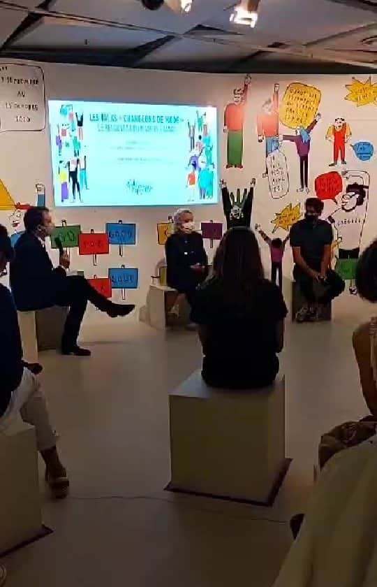 リンダマイフンのインスタグラム：「22.09.2020  @agnesb_officiel @leslipfrancais  @galerieslafayette」