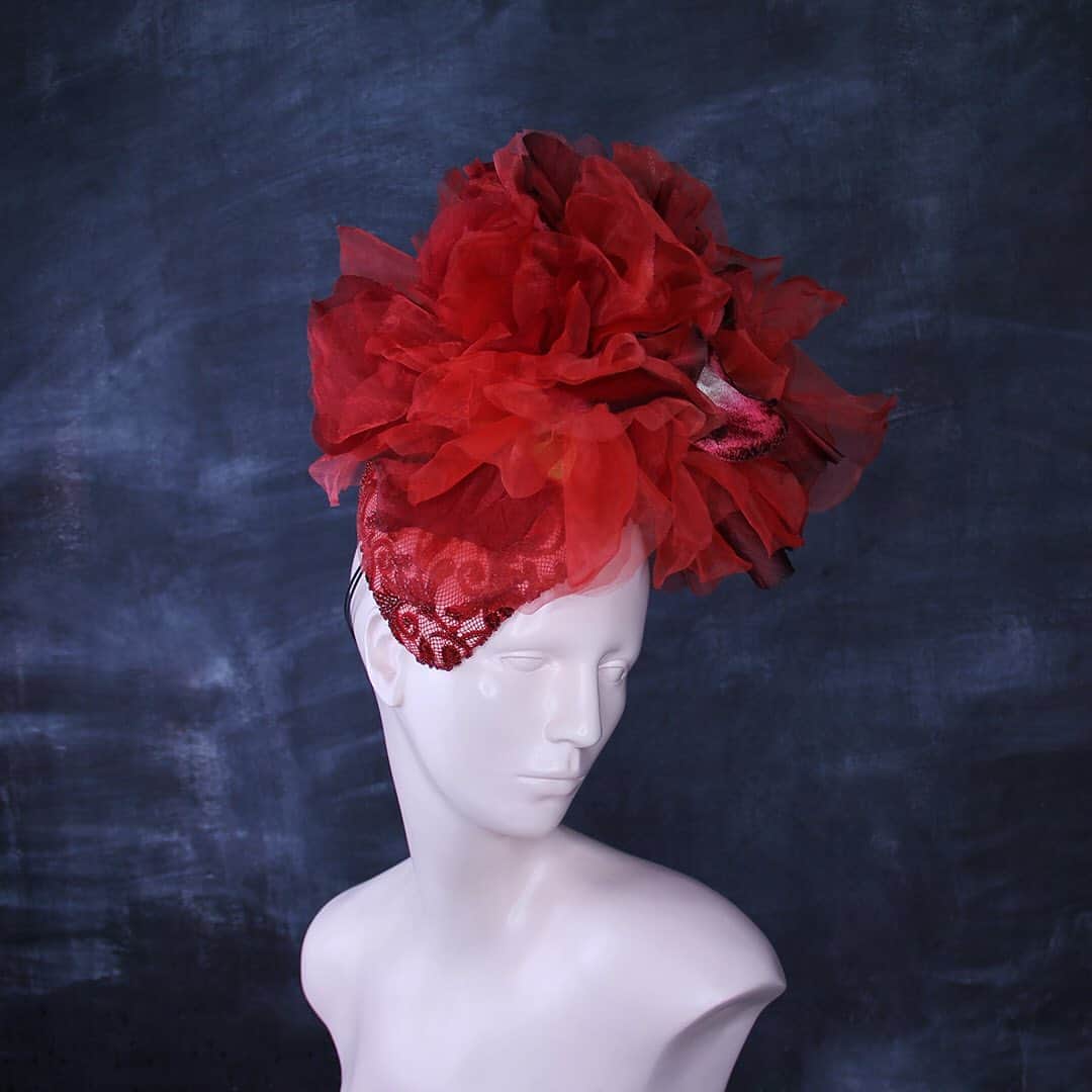 のインスタグラム：「🚨EXCLUSIVES ALERT🚨 Tomorrow our Exclusives page goes live on www.piersatkinson.com‼️One of a kind creations found nowhere else will be available to purchase... link in bio ⬆️  The piece featured here is an example of the level of sheer glamour available;  🌹BEADED TEARDROP HAT TRIMMED WITH SILK AND VELVET ROSES 🌹   This teardrop shaped headpiece has been covered in beaded fabric featuring interlacing foliage and tendrils. The fabric chosen compliments the rose Pom-Pom arrangement that sits atop this unique piece.  An opulent handmade hat perfect for spring/summer events. #👒  Fitting: Elastic, comb and wire makes this piece secure. One size.   #🌹 #piersatkinson #millinery #hat #hats #headpiece #headdress #headband #milliner #maker #whowantstobeamilliner?!⁠」