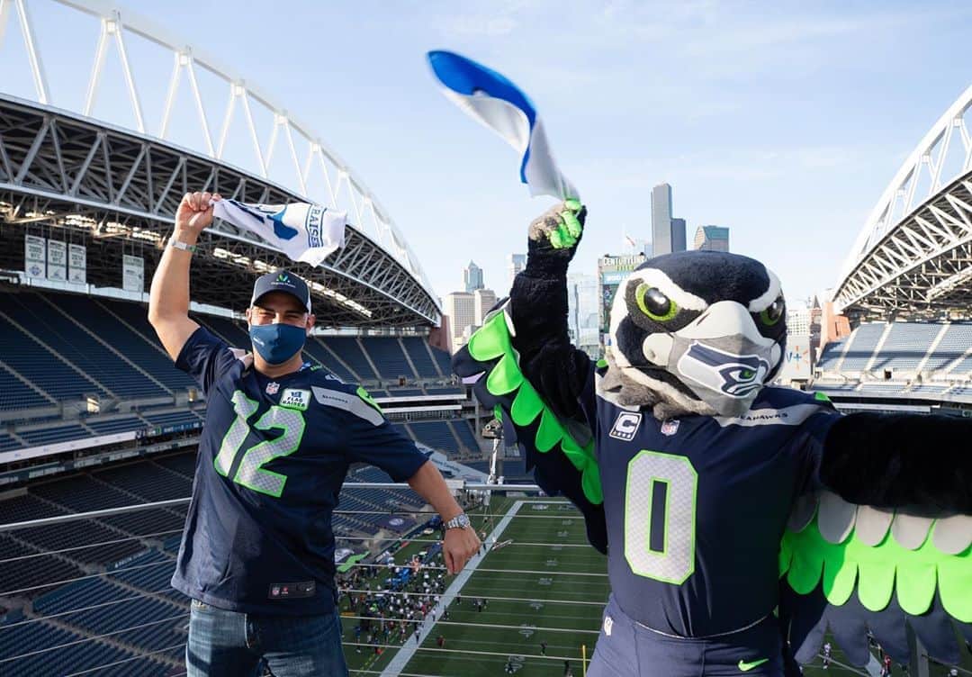 Wal-Mart Stores, Incのインスタグラム：「Dr. Eliot Fagley raised the 12 Flag high at the @Seahawks home opener where he represented for his city as the *only* man in the stands. We’re so 😁 we could plus up his day with this once-in-a-lifetime opportunity, and we can’t wait to create more #WalmartPlusUp moments for others. Stay tuned! 💙」