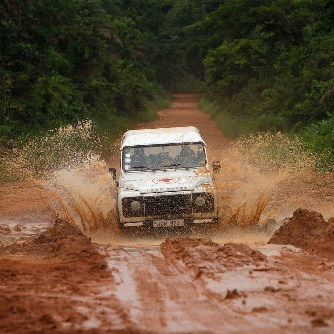 Land Roverさんのインスタグラム写真 - (Land RoverInstagram)「Our partners at the @ifrc have used the extraordinary capability of the #ClassicDefender all around the world, reaching people who needed help no matter the conditions or terrains they face.    #LandRover #Defender #OffRoad #Adventure #Expedition #Wading #Humanitarian @britishredcross」9月23日 1時30分 - landrover