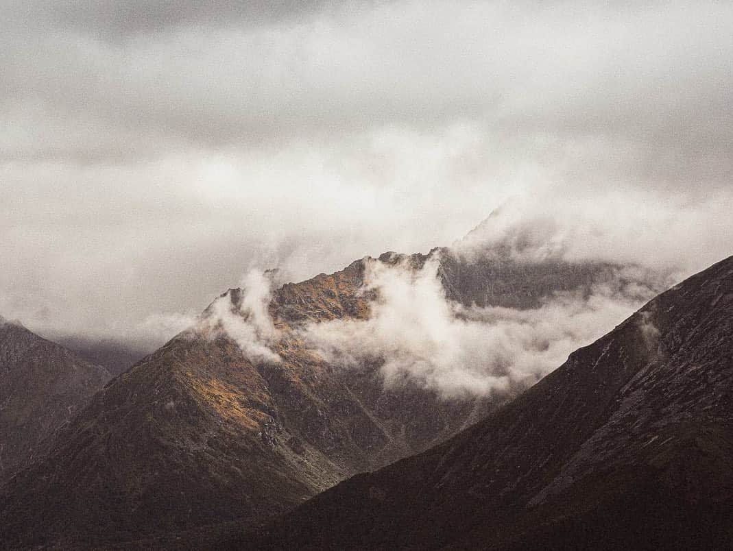 C E R E A Lのインスタグラム：「Southwest of the town of Te Anau in New Zealand’s South Island lies the curving bend of Kepler Track. Flanked by two lakes, it offers views of Fiordland National Park. Sprawling valleys, deep gorges, limestone bluffs, and evergreen forests dappled with moss are just some of the sights, wonders that rescue dusty geographical terms from their sedimentary beds and bring them to life in a three-to-four-day hike.  Kepler Track - Traversing New Zealand’s Wild South Island  Read the full story via link in profile.」