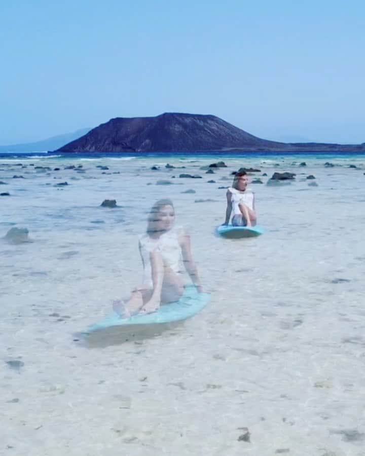 アリサ・ラモスのインスタグラム：「Congratulations to the 6 people we are sending to Fuerteventura in the Canary Islands!!!  . Took a while to go through over 1000 entries and make sure all the rules were met (yes I actually do check every single one!!), and also add in the bonus points, but here they are!! . 🥇3 Nights at SurfEscape + Global Citizen One Piece + Map Necklace: @erica_adventures_ and boo! 🥈 3 Nights + Map Necklace : @mssallyng & @designinglifeaubroad  🥉 3 Nights: @sarahlore88 & Fam! . Thanks so much for everyone who entered!! I have a special gift card for you on @mylifesatravelshop! . Also big thanks and shout out to @thesurfescape for the opportunity!! Maybe soon we can get them to do one at their Zanzibar property! 😍 . What do you think? Would you want to get sent to Zanzibar?! (I’ll def be there next June!)  . . . #fuerteventura #canaryislands #spain #thesurfescape #mylifesatravelshop #mylifesasummermovie #mylifesatravelmovie #dronevideo #dronestagram #volcano #beach #swimwear #swimsuit」
