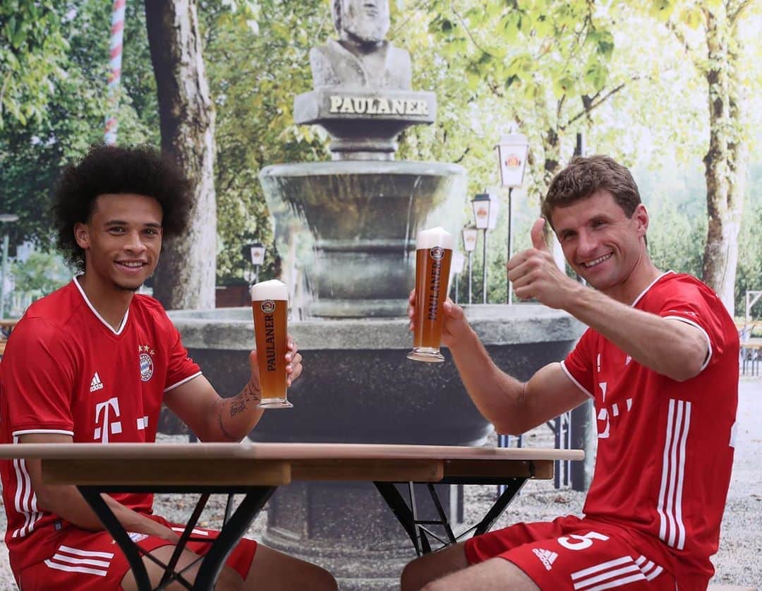 トーマス・ミュラーのインスタグラム：「Well done 👏🏻 @leroysane19 , we had a great first match in the @bundesliga_en and a funny shooting with @paulaner in our typically bavarian Lederhosen 🏔 🥨 #agaudihammaghabt #tradition #teamhappening #supercuponthursday #miasanmiaschnupperkurs #amendezähltesaufmplatz」