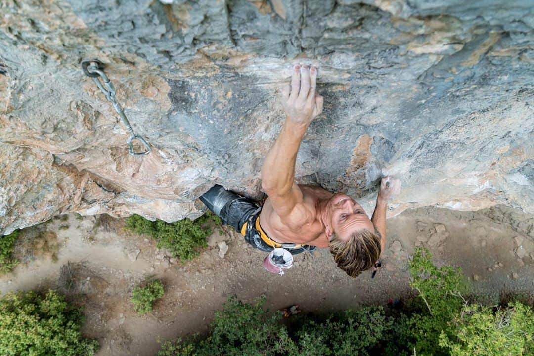 ジョー・キンダーのインスタグラム：「Hard climbing doesn’t come easy, and honestly, climbing isn’t easy.  Period. I personally get huge inspiration from people who put their heart and soul into reaching their goals. This is how climbing bonds all of us and supersedes grades and levels and all that hierarchy that we created. Efforts matter, follow through matters and the story behind all of that. That’s why I’m posting this photo of @elliott__bates on Zulu. Elliot completed a major goal of 4 years. I saw this guy putting in the work from the beginning and witnessed the progression and the regression. I saw him so far from sending, but kept trying. I saw him tickle the send but fail... He never gave up. Elliot works full time and runs his own business (with his wife), has 2 kids, a marriage, drives an hour to the cliff and an hour home and he made this goal a priority and saw it through.   When he sent the entire community felt like they had sent too (you could literally hear the cheering throughout the entire canyon!!). Bonded in what we all partake in, trying hard with big efforts, and having fun with it. Great work Elliot and thanks for the inspiration.」