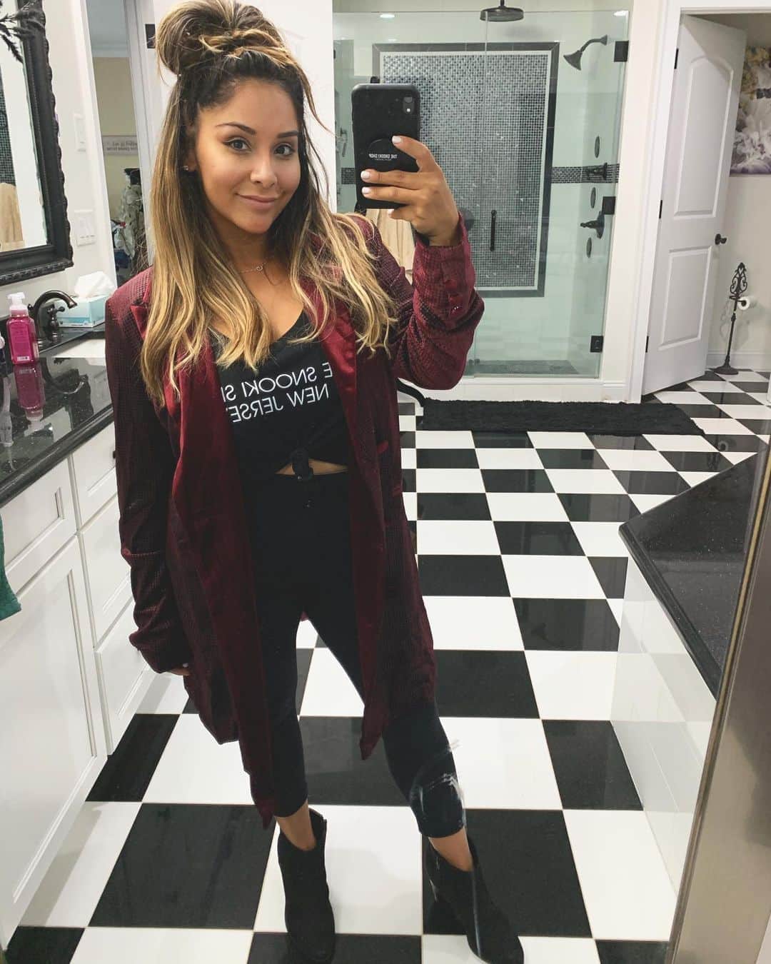 ニコール・ ポリッツィのインスタグラム：「Velour Blazer, come thru fall 🍁🥰」