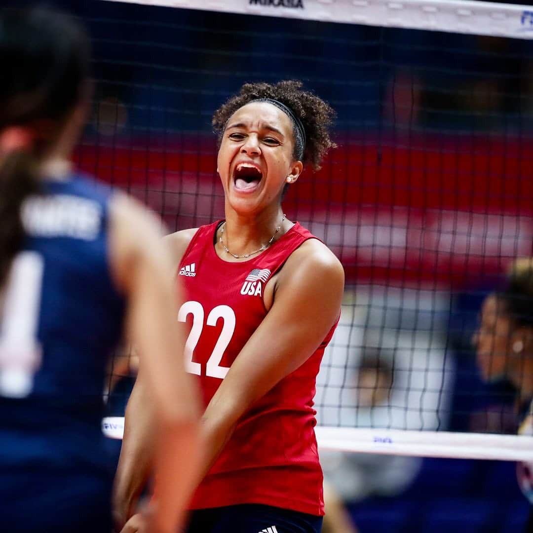 USA Volleyballさんのインスタグラム写真 - (USA VolleyballInstagram)「Celebrating @hales__storm birthday with these THUNDEROUS 🌩 spikes and blocks from the 2019 FIVB Women’s Volleyball Nations League! HBD Haleigh!! 🥳」9月23日 1時54分 - usavolleyball