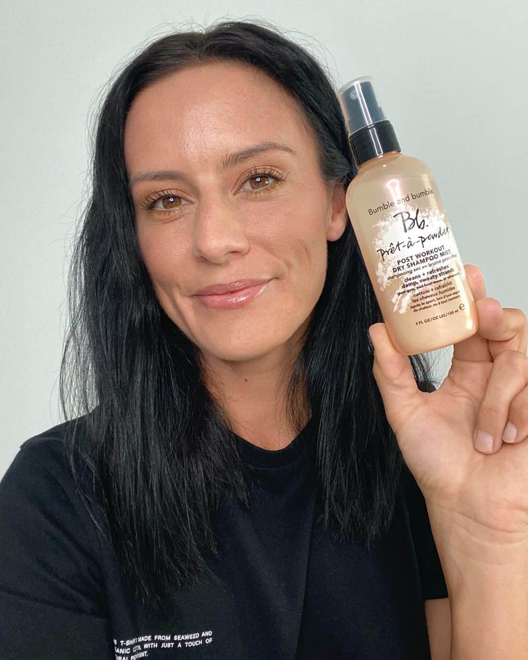 アリ・クリーガーのインスタグラム：「Refreshed and cleansed post-workout hair thanks to the @bumbleandbumble Pret Post Workout Dry Shampoo Mist. This product has helped simplify my post-game and workout routine while keeping my hair looking 💯. It’s super easy to use, just shake, spray on sweaty strands, blow dry on cool, and I’m ready to go. Get yours at @sephora today. #bumbleandbumble #sweatfearlessly #ad」