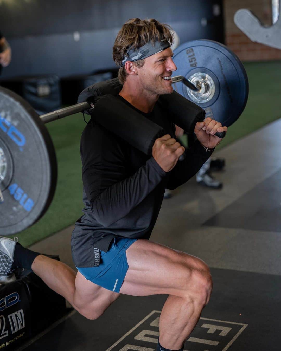 スティーブ・クックのインスタグラム：「Everyone want big defined legs but few are willing to put in the hours it will require. Hell of a morning session today on the @fitnessculturetraining app. Gymshark 5 inch short is linked in bio」