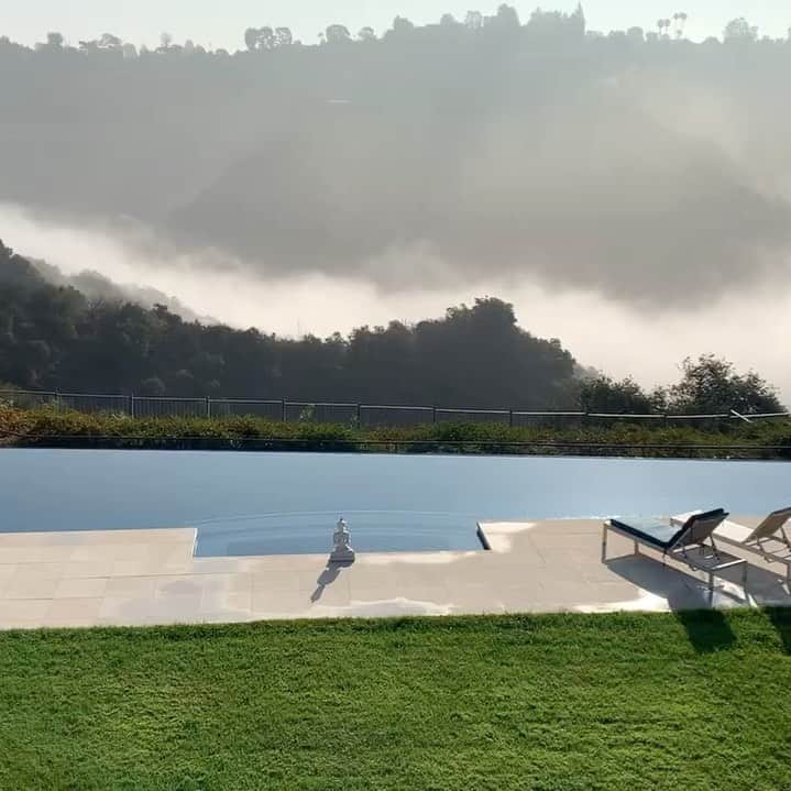 キャシー・グリフィンのインスタグラム：「Palate cleanser.  Majestic view from our bedroom this morning. (Not smoke, just rolling fog)」