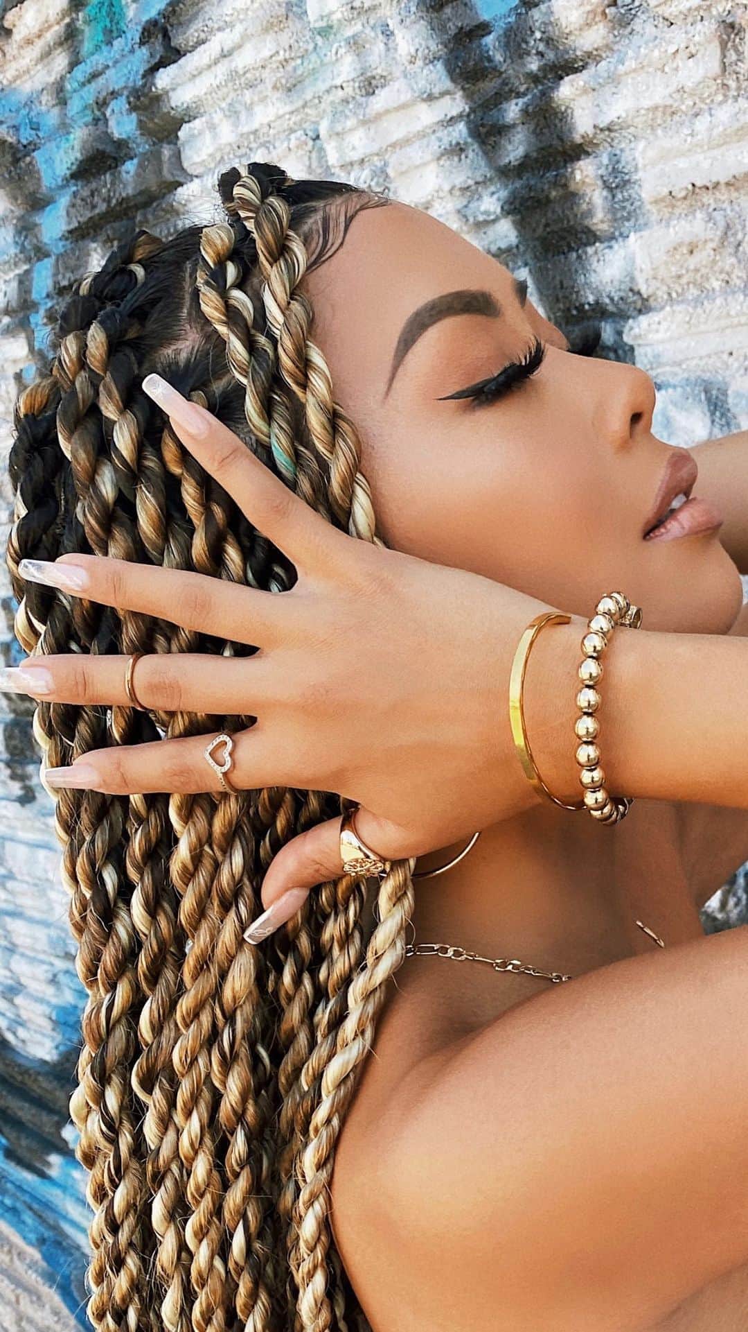 リアン Vのインスタグラム：「It’s the twists for me 😍 thank you @quiknikbraids 😘」