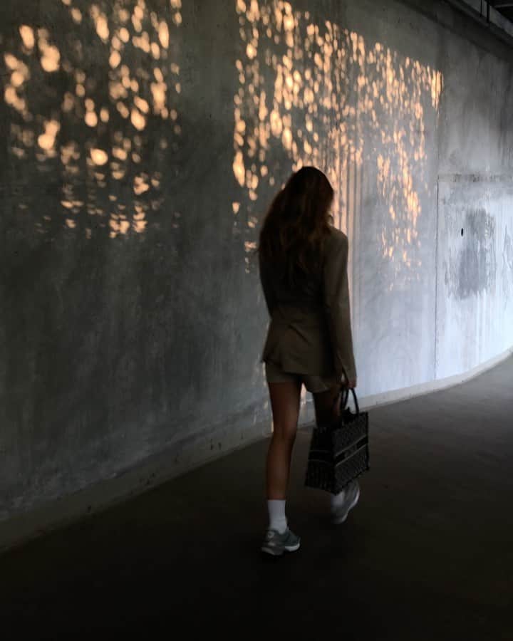 Mathilde Goehlerのインスタグラム：「Going somewhere 🖤」