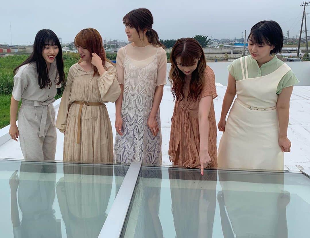 アップアップガールズ (仮)さんのインスタグラム写真 - (アップアップガールズ (仮)Instagram)「こちらが、 「屋上から何かを見つけたアプガ」 になります💁‍♀️  #佐保明梨 感激のあるスポット #mvオフショット」9月23日 2時21分 - upupgirlsofficial