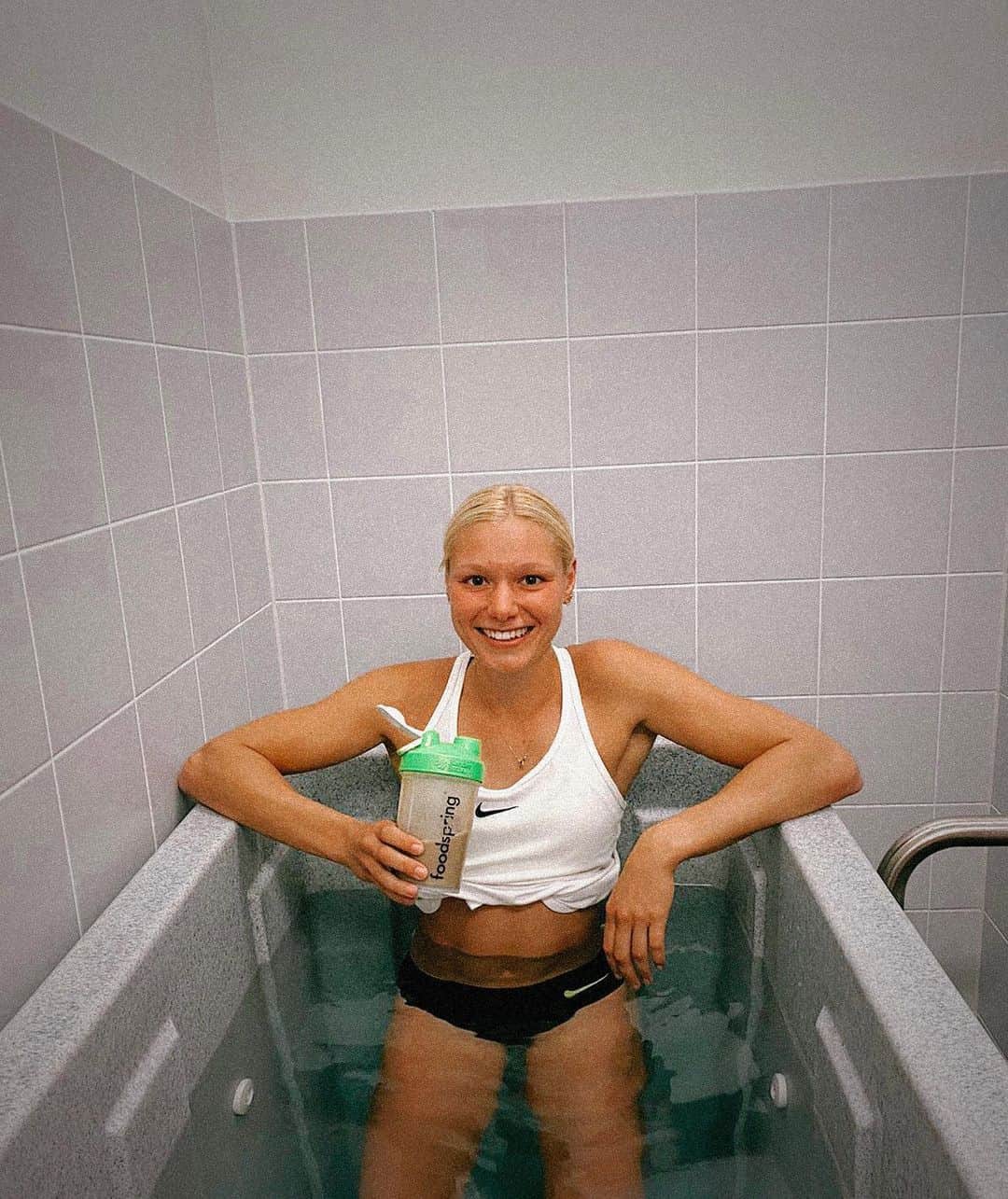 リーザ・マイヤーのインスタグラム：「Gute Miene zum bösen Spiel 🥶  Ich liebe Eisbäder #nicht ...aber zusammen mit nem leckeren Protein Shake @foodspring für mich einfach die beste Regeneration! Also Augen zu und durch!  #icebath #toocold #regeneration #foodspring #training #recovery #sprintteamwetzlar #foodspringfamily Mit „mayerFSG“ spart ihr jederzeit 15% auf eure Bestellung / Werbung」