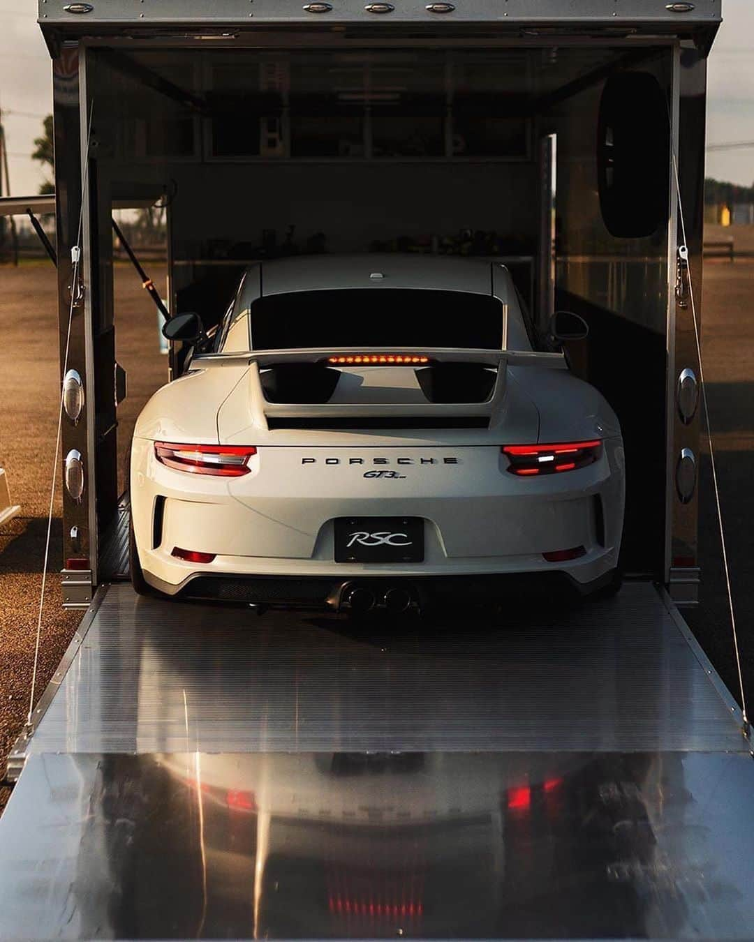 CarsWithoutLimitsさんのインスタグラム写真 - (CarsWithoutLimitsInstagram)「Race day with the @rsctuning Porsche GT3 😤💨 — 📸 @chrispetry  🏎: @gt3_rsc  #carswithoutlimits #porsche #gt3」9月23日 2時14分 - carswithoutlimits