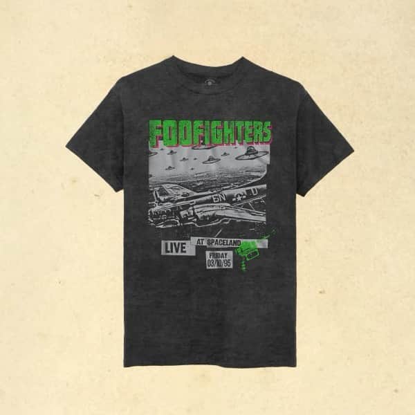 のインスタグラム：「THE FIRST FOO FIGHTERS 25TH ANNIVERSARY MERCH CAPSULE 👽 OUT NOW!   Features previously archived & new designs, artwork from album packaging or a re-imagination of existing art honoring each full length studio album and more! Quantities are limited so once they're gone, they're gone.   Shop the collection now at the link in bio.」