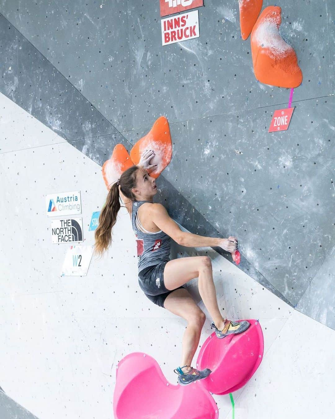 ユリア・フィシェルさんのインスタグラム写真 - (ユリア・フィシェルInstagram)「Excited for my possibly last competition of this season, the Austrian Championships, starting tomorrow 🙌 It will be the first time I'm competing in Bouldering, Lead and Combined and I'm curious how I can deal with 4 intense comp days in a row 😅 First up: bouldering qualifications tomorrow morning 💥 📸: @ansichtssache.photography」9月23日 2時17分 - julia_fiser