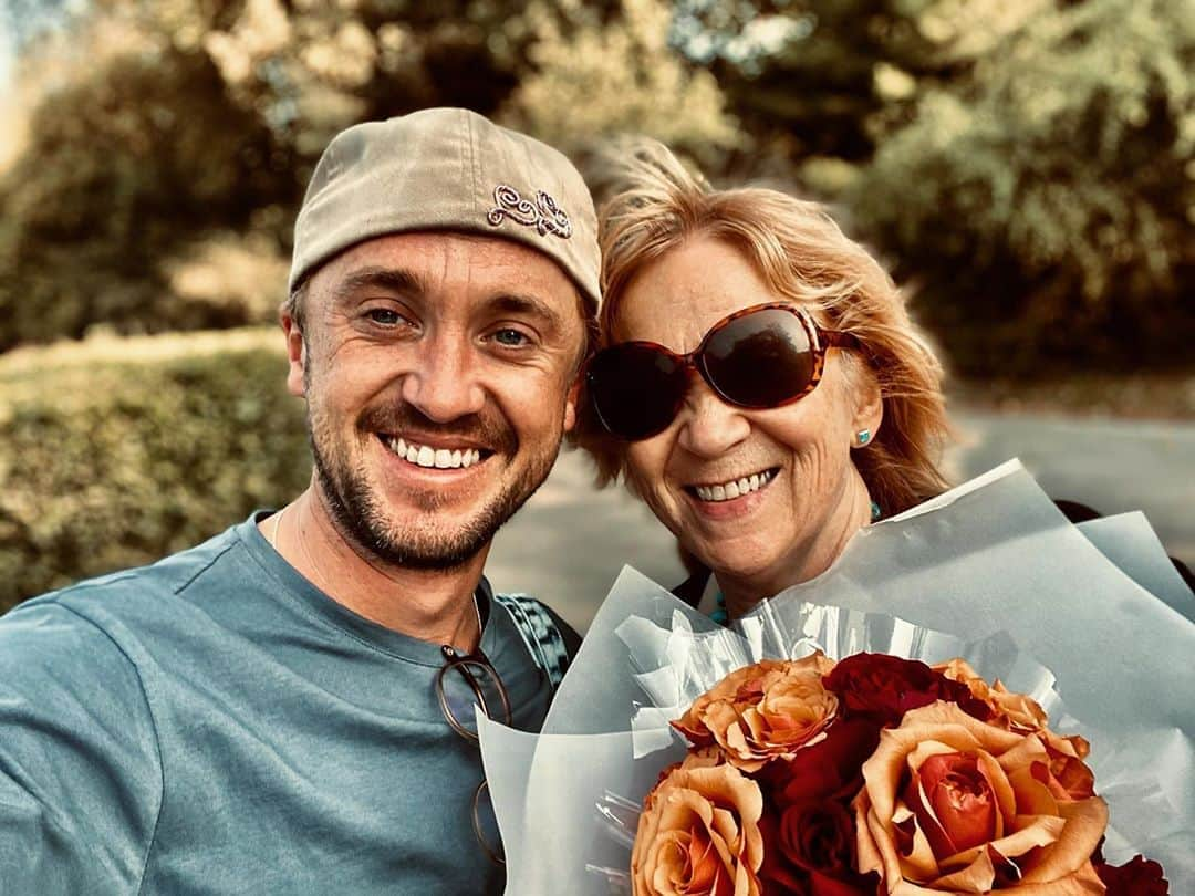 トム・フェルトンさんのインスタグラム写真 - (トム・フェルトンInstagram)「Mum & I having a great day in London. Thank you for all the birthday wishes I’m so grateful for all the love & support you’ve all shown me over the years. Here’s to the next one xx」9月23日 2時30分 - t22felton