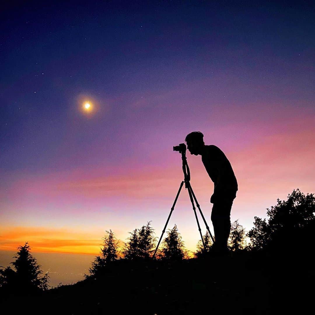 Abhinav Chandelさんのインスタグラム写真 - (Abhinav ChandelInstagram)「Photographing the photographer. . Because sometimes when the moments are quickly passing you by, and all you can do is stare at them through the viewfinder, forgetting the world around and concentrating on one particular part of the whole moment, we seldom forget how beautiful the whole picture can be, and how you can never capture a scene in its entirety, you can only live it, experience it and contain it in your memories.  And this was one such moment as we watched the day transition into night at the top of Nainital, trying to capture small frames of the Kumaon hills surrounding us, while the sky above us was busy playing its own games, changing colours by every passing second, and it was something none of us could’ve captured in its entirely.  So I did the needful, of capturing the photographer in the whole scene, while he was busy capturing the world around us.」9月23日 2時22分 - abhiandnow
