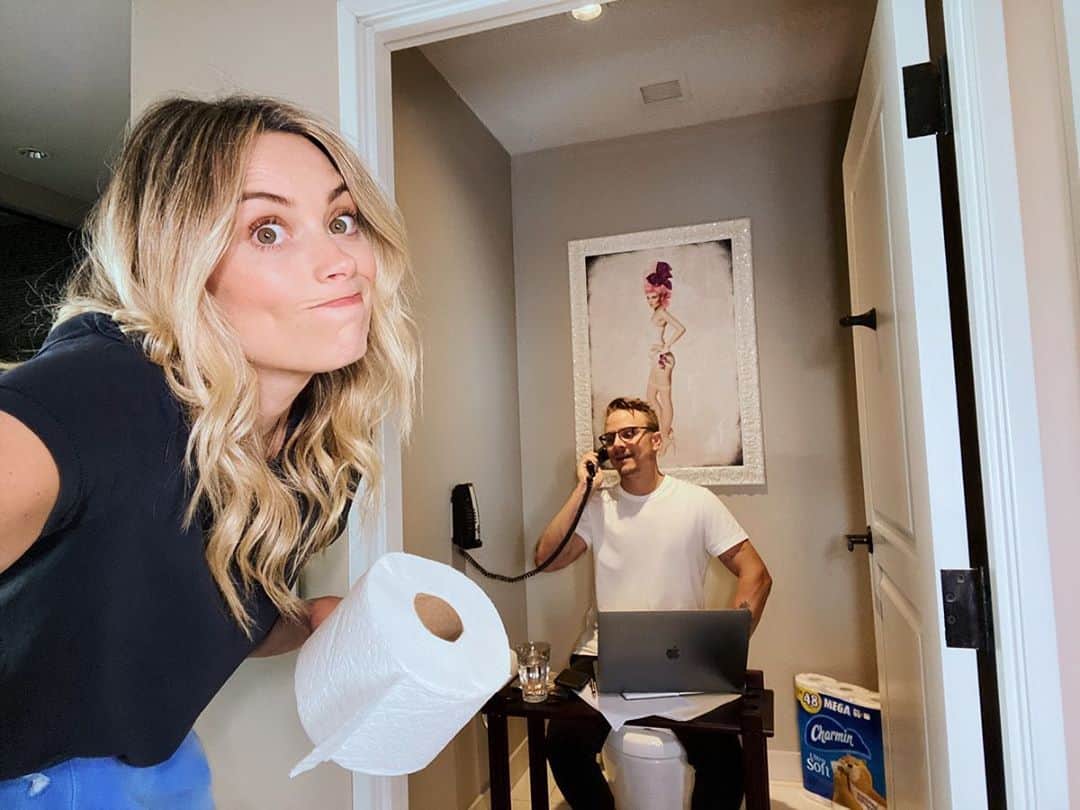 アリエル・ヴァンデンバーグさんのインスタグラム写真 - (アリエル・ヴァンデンバーグInstagram)「Things have been different these days in quarantine. BUTT Matt has adjusted well to the ‘work from home’ order by turning our bathroom into his “home office”... PFH, anyone? @charmin #CharminPartner」9月23日 2時26分 - arielle