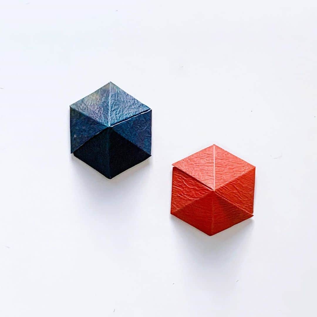 のインスタグラム：「Biomaterial design at the studio🧫✨ #bioart #biotech #biodesign #biotechnology #biology #chemistry #biolab #biomaterials #art #design #science #materialscience」