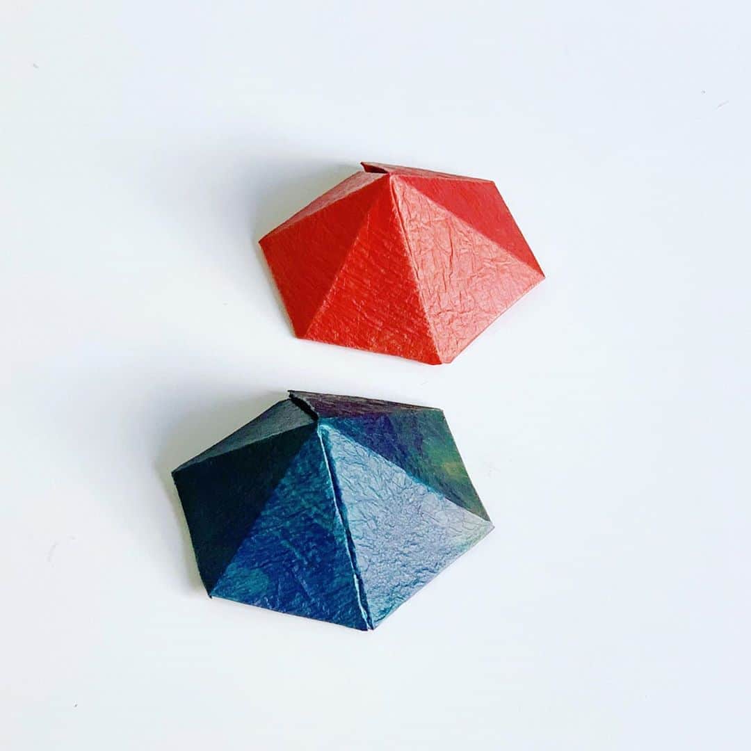 のインスタグラム：「Biomaterial design at the studio🧫✨ #bioart #biotech #biodesign #biotechnology #biology #chemistry #biolab #biomaterials #art #design #science #materialscience」
