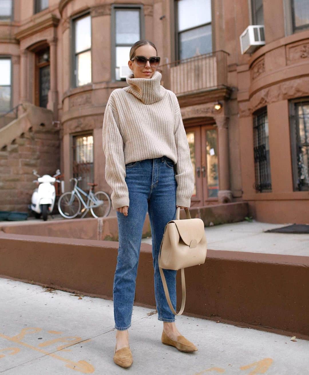Helena Glazer Hodneのインスタグラム：「Happy official first day of fall🍂. Turtleneck and denim are from @hm where I always find the best closet essentials #hmxme #HMLeague #ad」