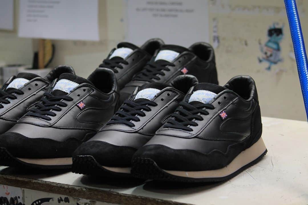 ウォルシュのインスタグラム：「Dropping this Week 👀 . . . #normanwalshuk #normanwalsh #britishmanufacturing #madeinbritain #ukmfg #shoes #footwear #sneakers」