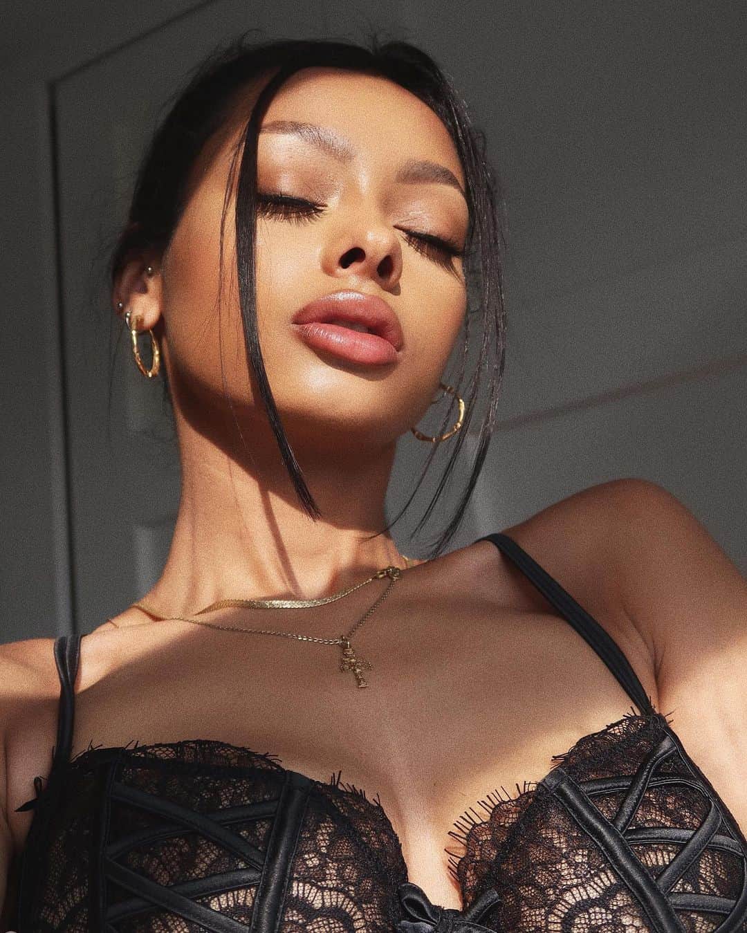 ジェイデ・ピアスのインスタグラム：「This set from @victoriassecret is divine! 🖤 #AD」