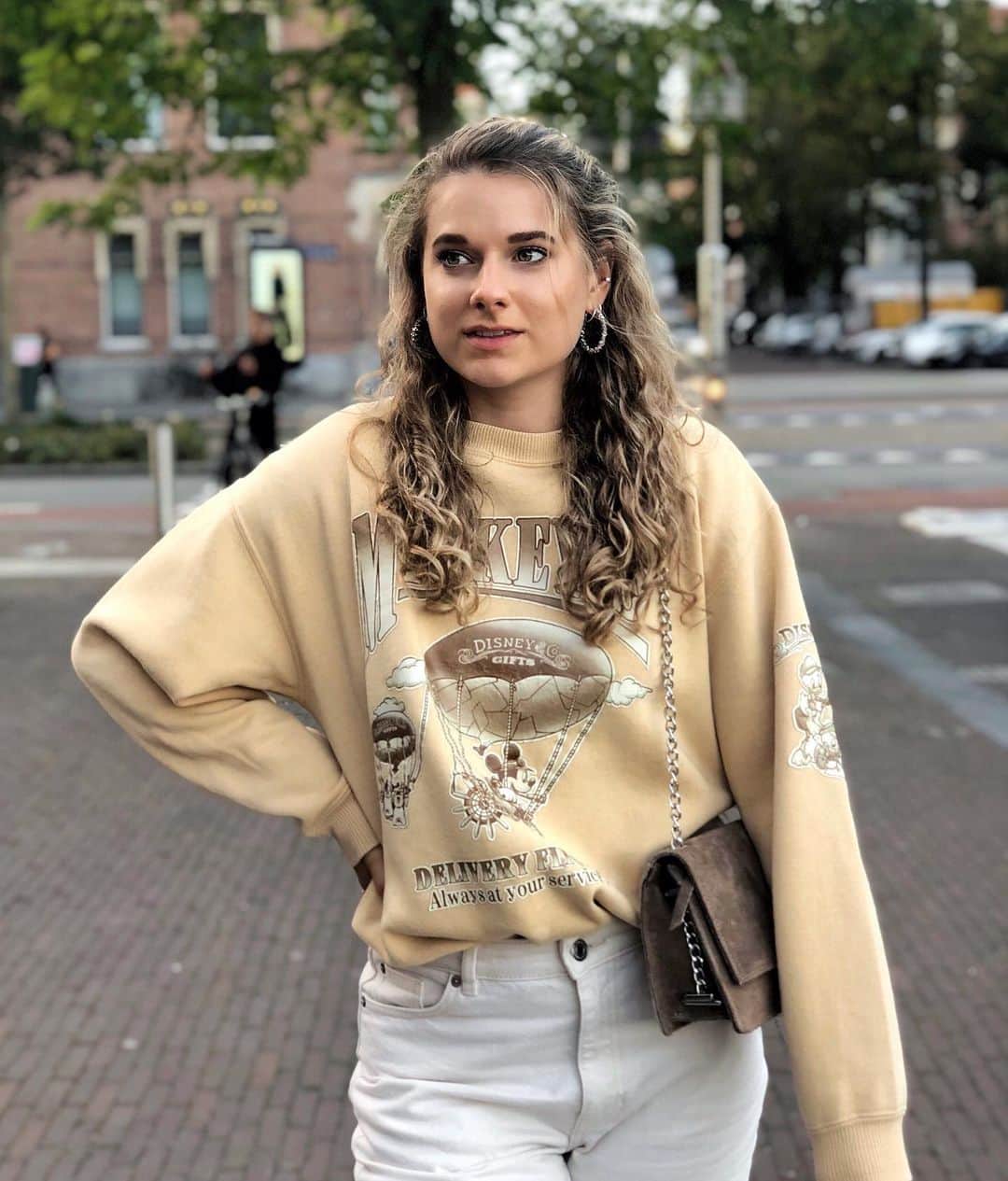 ラウラ・デ・ウィットのインスタグラム：「Mood when you find a vintage Disney sweater ➡️🤍」