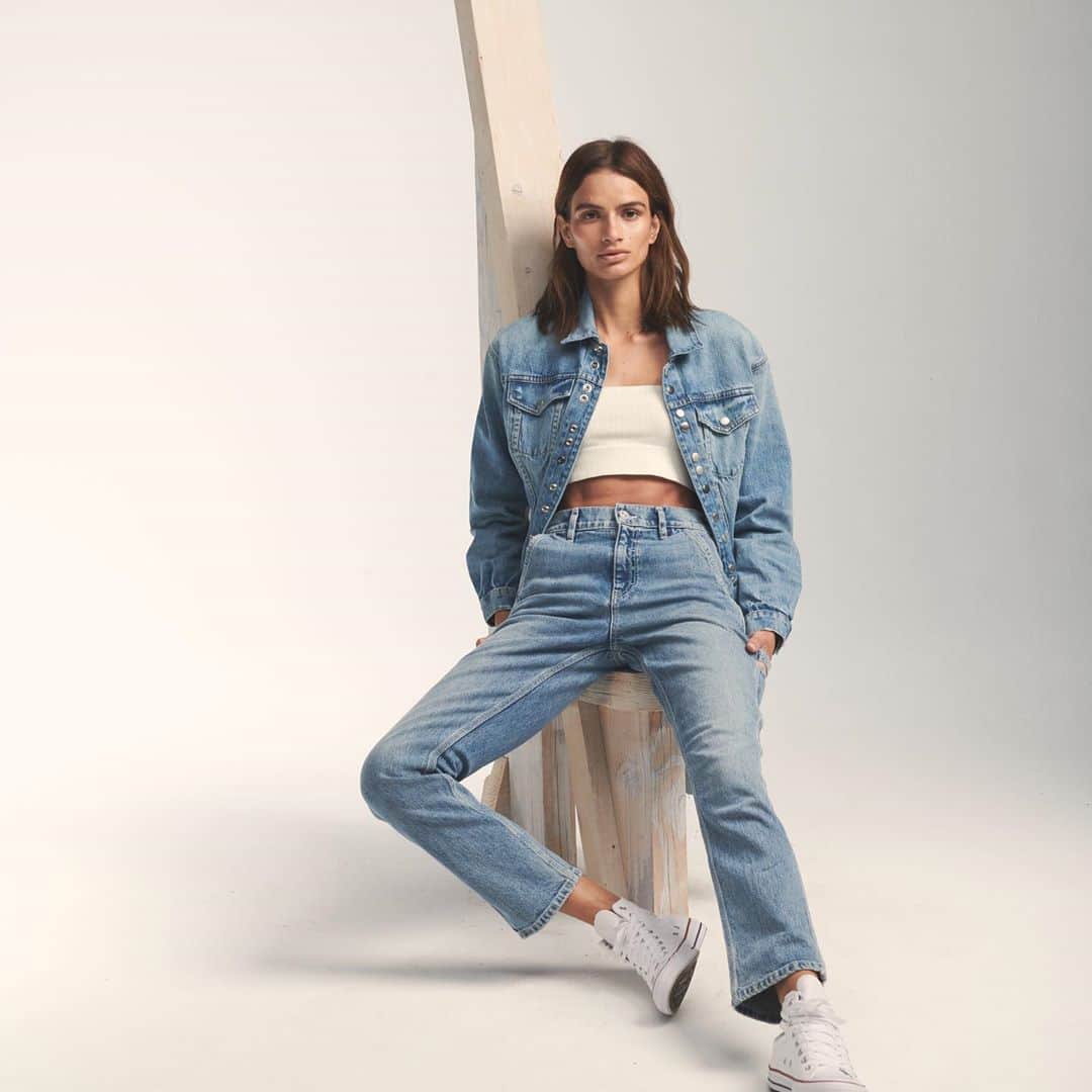 ハドソンのインスタグラム：「Vintage-wash denim is seasonless. But it looks *especially* good in fall.」
