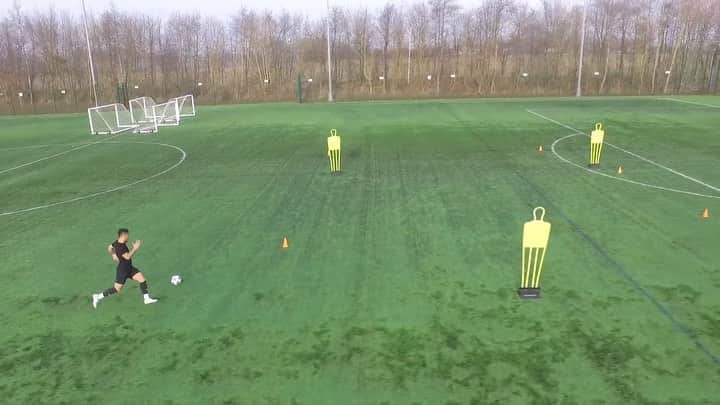 F2Freestylersのインスタグラム：「@easportsfifa release soon! 🎮⚽️  Tag the mate you always beat 👇🤣」