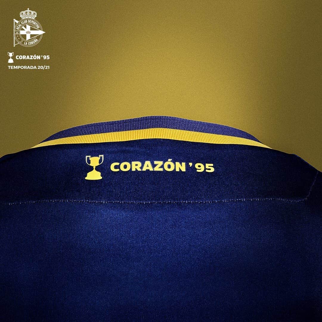 デポルティーボ・ラ・コルーニャさんのインスタグラム写真 - (デポルティーボ・ラ・コルーニャInstagram)「💙 #CORAZÓN95 💛 la nueva camiseta del #Dépor en recuerdo a los campeones de Copa  Corazón'95 será la segunda equipación del #Dépor2021, la tercera de las prendas presentadas, junto a #Pel95 y #Galicia2021.  A pocos días del arranque de la temporada que coincide en el tiempo con el 25º Aniversario de la consecución del primer título de la historia del Real Club Deportivo, la Copa del Rey de 1995, se presenta la imagen de la segunda camiseta de la temporada 2020-2021, bautizada como Corazón'95 en la parte posterior exterior del cuello, junto a la silueta de la Copa, y bajo el lema común de Espírito'95 en la etiqueta interior, elemento idéntico para toda la colección de elásticas de la temporada.  La camiseta tiene un predominio de color azul oscuro, casi negro, con detalles en amarillo. El más destacado, la banda vertical que recorre la prenda desde el hombro izquierdo a la parte inferior, pasando por debajo del escudo y compuesta por dos tonos de amarillo, el predominante en la prenda y otro más tenue con el que se componen los nombres de los jugadores que formaban parte de aquella plantilla para la historia dirigida por Arsenio.   La camiseta se completa con el resto de detalles en amarillo como el cuello en pico y el logo de Macron y ABANCA, así como el resto de elementos, dorsal y nombre de cada jugador, que completarán la espalda. Tanto debajo del escudo, con la leyenda: "25 aniversario. Campións Copa do Rei 1995" como en la cinta elástica interior de la parte inferior con las leyendas: "CAMPIÓNS 1995 RCDEPORTIVO A CORUÑA 1906", todas ellas separadas por la silueta de la copa, se recuerda el motivo de esta colección especial.  El encargado de lucir por primera vez la camiseta, que estará disponible en las DéporTiendas en los próximos días, es Fran González, protagonista de aquel primer título del Dépor, y de todos los que vinieron después, como capitán de aquel equipo y el jugador que más veces en la historia, 700, se ha enfundado una camiseta del Dépor en competición oficial. 25 años después de nuevo se vuelve a poner #asnosascores para recuperar el #ESPÍRITO95」9月23日 3時04分 - rcdeportivo