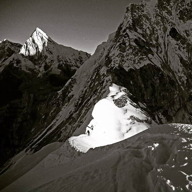 Cory Richardsさんのインスタグラム写真 - (Cory RichardsInstagram)「Pulling the tail of giants on an unclimbed ridge of Nuptse with Pumori catching light behind.」9月23日 3時01分 - coryrichards