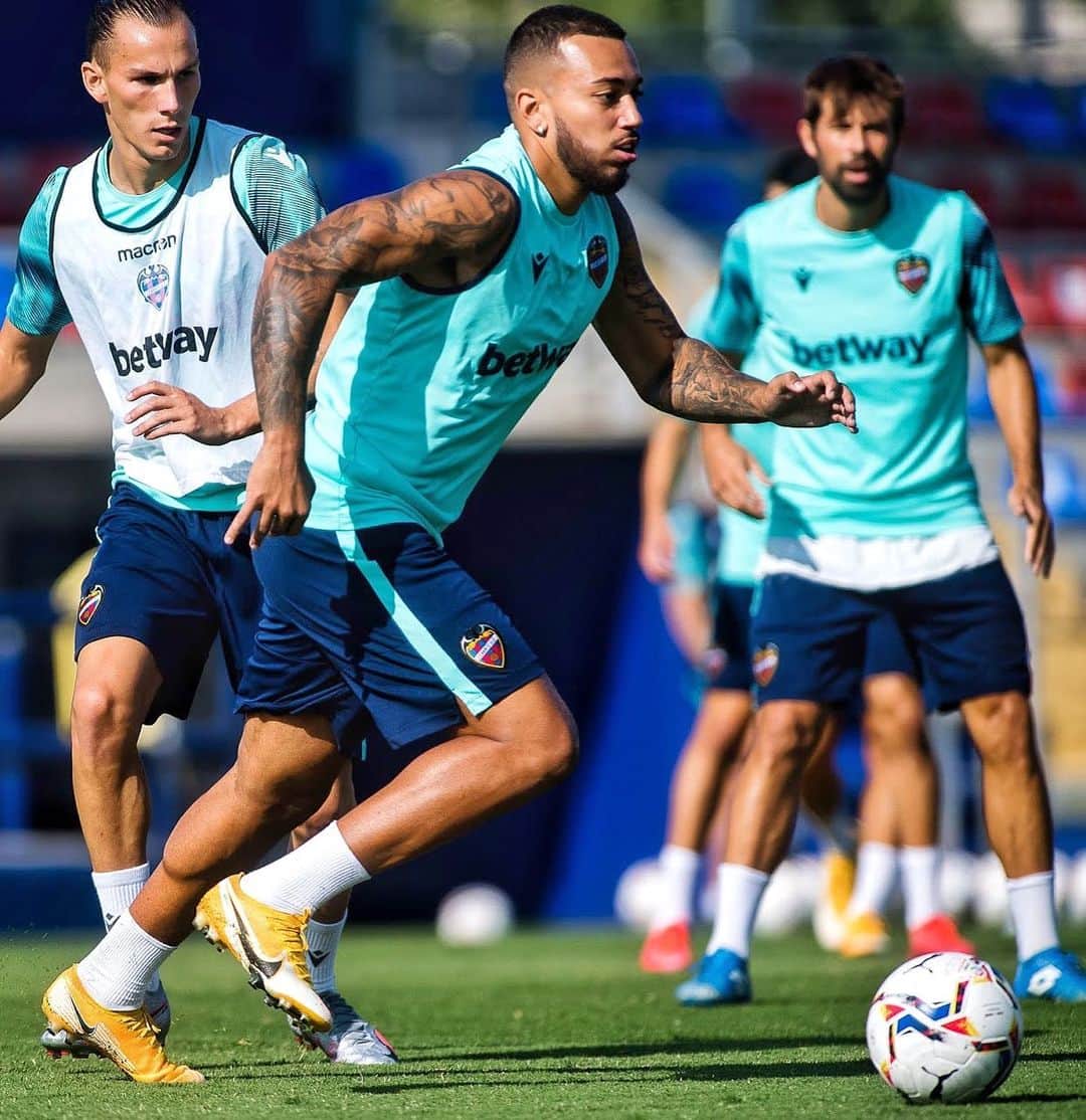 ルベン・ヴェソのインスタグラム：「Preparándonos para el partido de domingo! 🔛💯💪🏽」