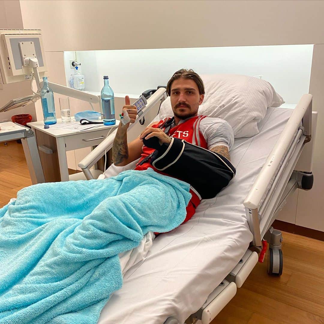 コスタス・スタフィリディスのインスタグラム：「My life until now is full of tough situations. That’s why I’m unbreakable. I will come back stronger than ever. Thanks for your love and support❤️」