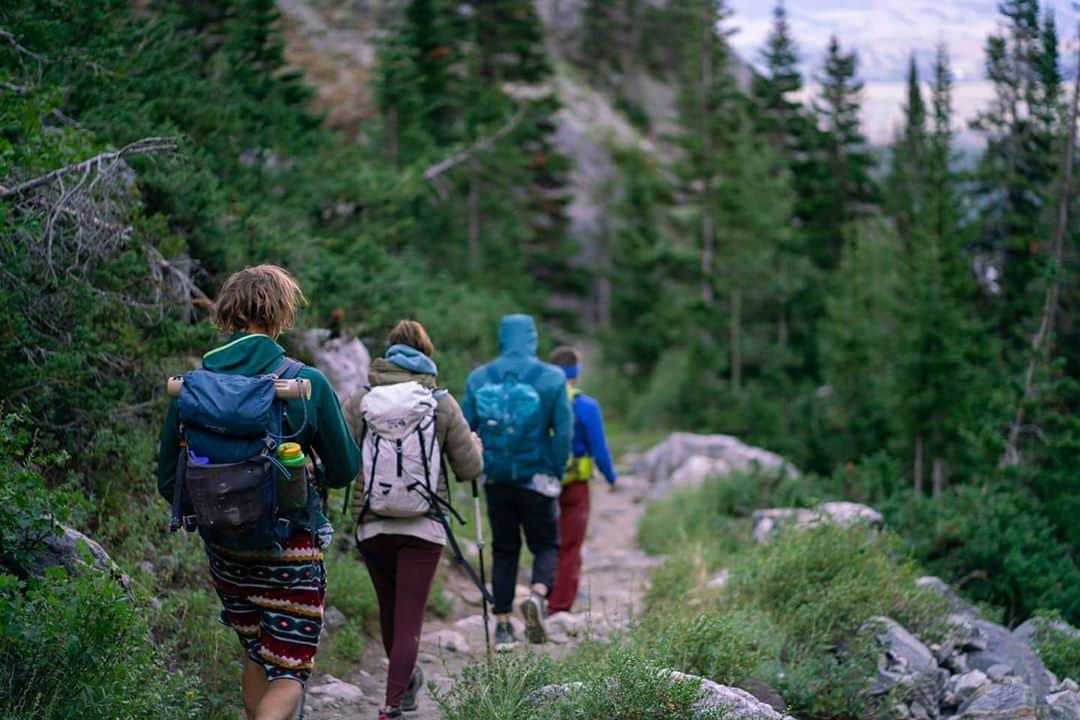 シャーロット・デュリフさんのインスタグラム写真 - (シャーロット・デュリフInstagram)「Just came back from the last Tetons trip of the season!  It's been nice going up there chasing the cooler temps and exploring for new boulders, like the airy "Death never lives" pictured here.  Now place for the fall which is (too) slowly getting here and sport climbing (finally!) 🤗  📷 by @cody.kaemmerlen   @mountainhardwear @petzl_official @eb_climbing @volxholds @luxov_connect」9月23日 3時22分 - chadurif