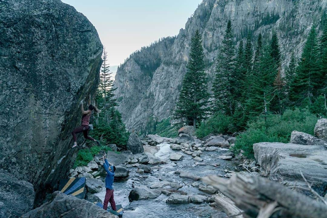 シャーロット・デュリフさんのインスタグラム写真 - (シャーロット・デュリフInstagram)「Just came back from the last Tetons trip of the season!  It's been nice going up there chasing the cooler temps and exploring for new boulders, like the airy "Death never lives" pictured here.  Now place for the fall which is (too) slowly getting here and sport climbing (finally!) 🤗  📷 by @cody.kaemmerlen   @mountainhardwear @petzl_official @eb_climbing @volxholds @luxov_connect」9月23日 3時22分 - chadurif