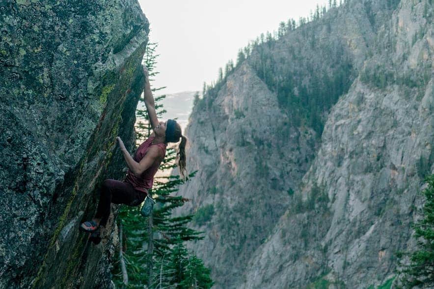 のインスタグラム：「Just came back from the last Tetons trip of the season!  It's been nice going up there chasing the cooler temps and exploring for new boulders, like the airy "Death never lives" pictured here.  Now place for the fall which is (too) slowly getting here and sport climbing (finally!) 🤗  📷 by @cody.kaemmerlen   @mountainhardwear @petzl_official @eb_climbing @volxholds @luxov_connect」