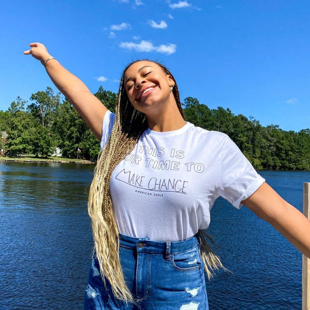 Nia Sioux Frazierさんのインスタグラム写真 - (Nia Sioux FrazierInstagram)「The shirt says it all... THIS IS OUR TIME. Join me, @AmericanEagle and @HeadCountOrg on 9/28 at 7PM EST where I'll be on IG Live talking about how we can make change and the importance of VOTING. Also don’t forget that today is National Voter Registration Day! If you haven’t done so already, REGISTER TO VOTE! #AExME #AEPartner」9月23日 3時22分 - niasioux