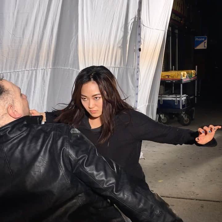 福原かれんのインスタグラム：「Who saw the “Black Widow” stunt in episode 5?   Special thanks to @tigfong for the choreo, @irma_leong for teaching me, & sweet @stuntmansteph for helping me practice it over & over again! His poor neck! #theboystv」