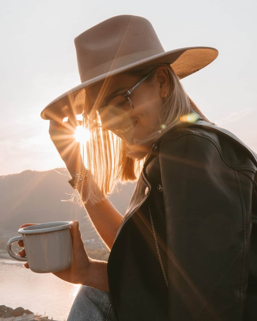 Kapten & Sonさんのインスタグラム写真 - (Kapten & SonInstagram)「'Always keep your face to the sunshine.' ☀️ Happy girl @judyaries wearing our glasses Pasadena Large "Olive Gradient". 💫 #bekapten #kaptenandson⁠ .⁠ .⁠ .⁠ #glasses #sunshine #sun #lastsunnydays #style #fashion #inspiration #outfit #sunbeams #explore #austria」9月23日 3時30分 - kaptenandson