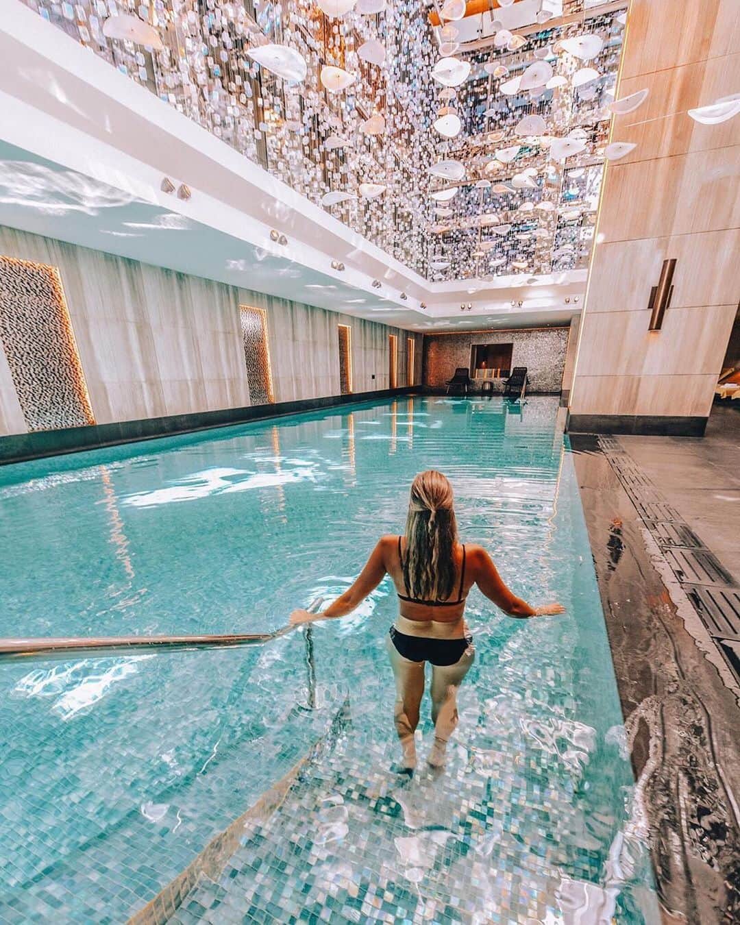 Izkizのインスタグラム：「Pool goals 💙 Edited with @izkizapp  Love @rafflesistanbul one of my favorite places to stay in #istanbul」
