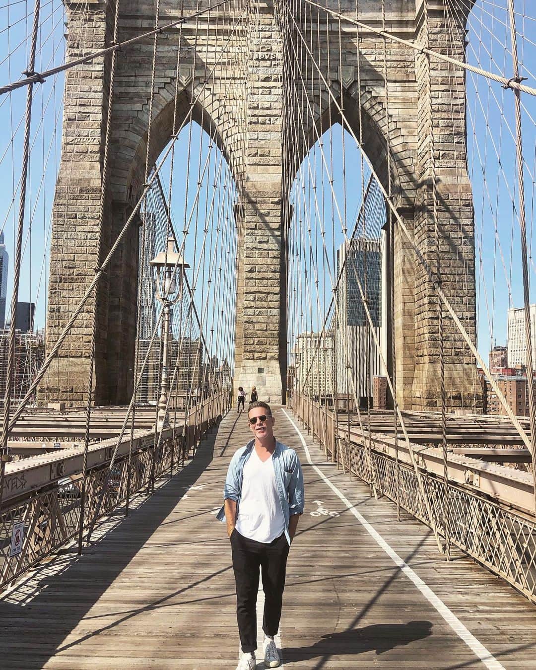 scottlippsさんのインスタグラム写真 - (scottlippsInstagram)「Talking a walk... Home is where the heart is, Brooklyn bridge vibes , home in #nyc 📷 @jordanshipenberg #brooklyn #fall #newyork」9月23日 3時32分 - scottlipps