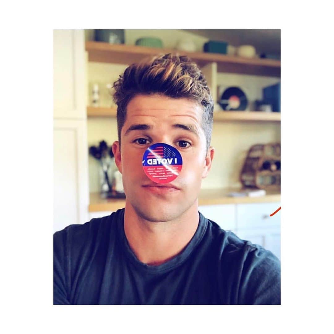 チャーリー・カーバーのインスタグラム：「I love this picture and am re-upping BECAUSE (!) I look hydrated AND today is #nationalvoterregistrationday ... FUCK YES. Look, I can’t force you to vote. I won’t shame you into registering if you haven’t already because shame is such a shitty thing to put out into the world. But I am a voter and I’m happy to tell you why. If you follow me, I think you can guess where I stand on certain issues. I don’t define myself by my politics or consider myself particularly authoritative or righteous on all things. I am impacted by politics, yes. But there are lots of people who are WAY more impacted by politics than I am: folks with disabilities and underlying conditions that need quality healthcare in an essential way that I can only empathize with. Kids who will inherit a world quickly shaped by rising temperatures and coastlines ... I could go on. I vote in the interest of THESE people. Voting costs me almost nothing - very little time and maybe just a little bit of gas. Taking time out of my day for that is quite honestly a pleasure (and an honor). And hey, I’m paying taxes anyway. I am a voter. My friends are voters. We will check in about it and have a plan for the election. It all feels rather... nice. And important. But nice. And guess what? Voter or not, you still get called in for jury duty ;) Are you a voter? Check the link in bio for how to get started with registering or re-checking your status if you haven’t already. It’s pretty easy x #iamavoter #vote2020🇺🇸」