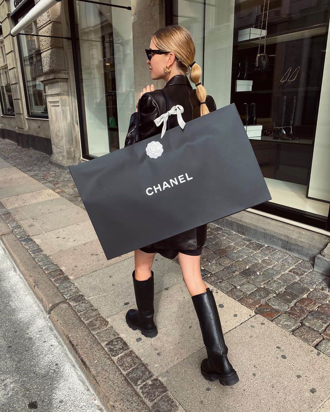 ペニーレ・タイスベックのインスタグラム：「Can’t remember the last time I treated myself - today was the day🖤」